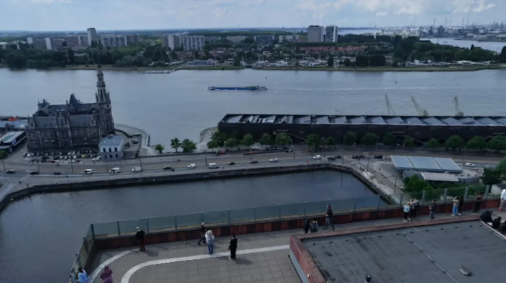 Antwerp offers free swimming at Bonapartedok near MAS