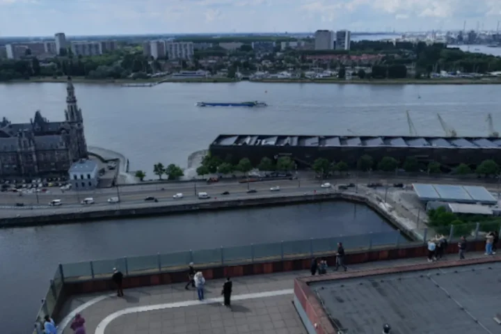 Antwerp offers free swimming at Bonapartedok near MAS