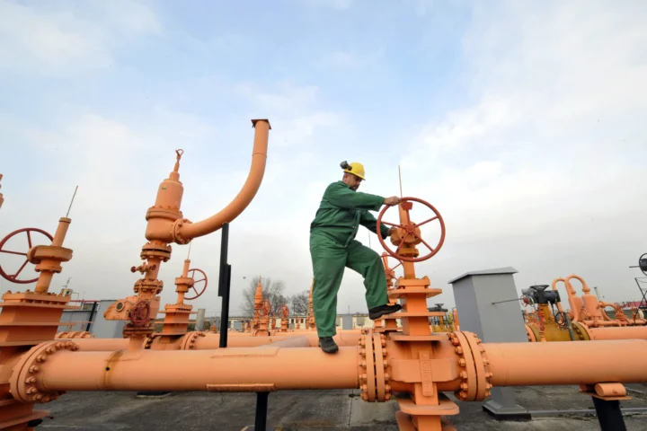 EU proposes law to end Russian gas imports by end of 2027