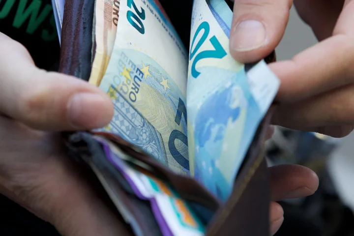 Number of dollar millionaires in Belgium declines further