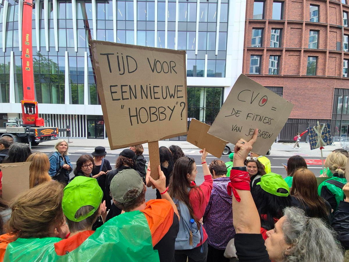 Adult education teachers protest rise in registration fees and call for regional funding
