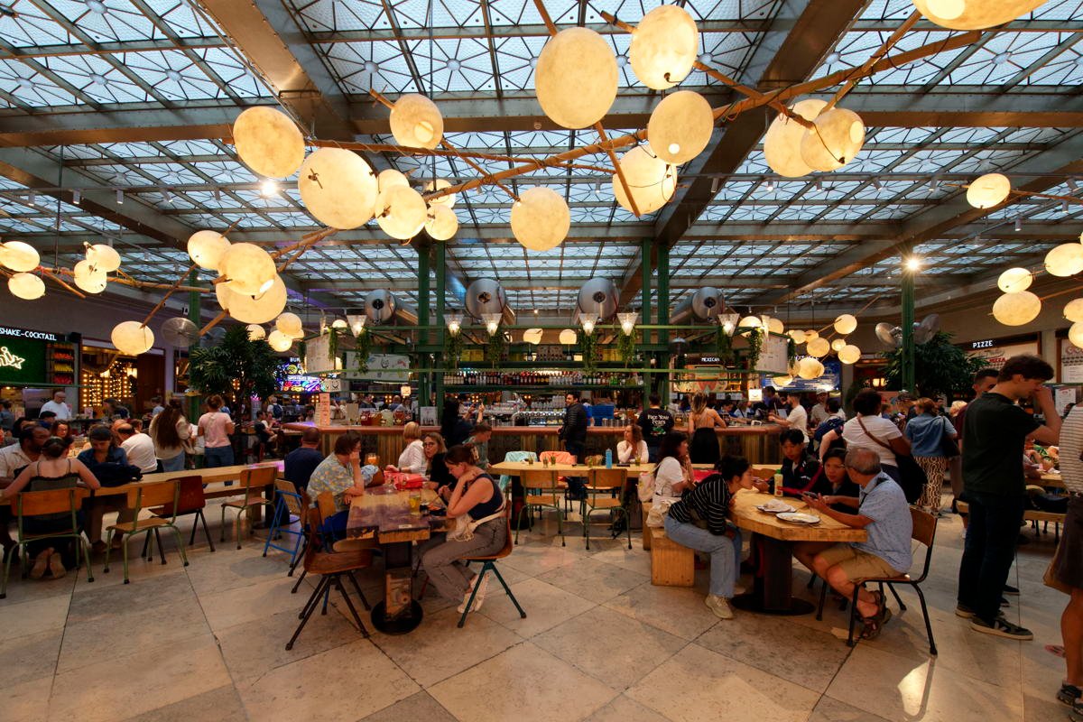 Brussels adds 14 new "Brusselicious" restaurants while Het Steen wins European architecture prize