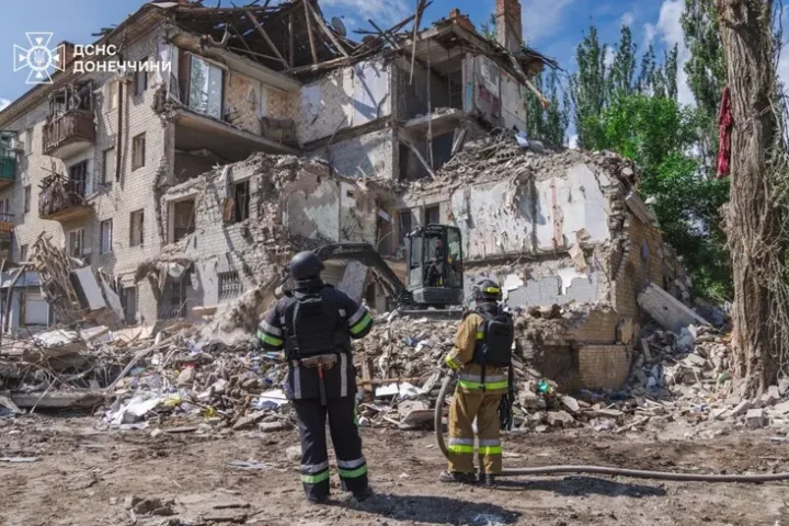 Rocket strike on high-rise in Kramatorsk: rescuers recover five residents' bodies