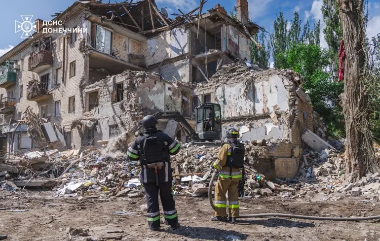 Rocket strike on high-rise in Kramatorsk: rescuers recover five residents' bodies