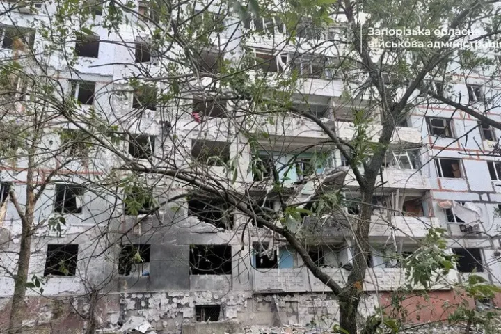Russia strikes apartment building in Zaporizhzhia region, woman killed