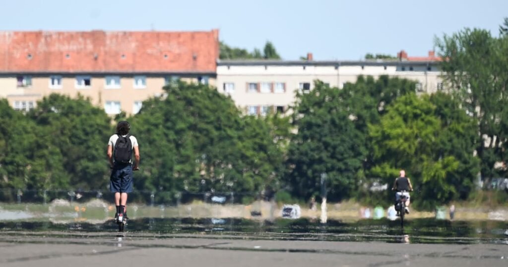Eiffel Tower's top level closed amid ongoing heat wave in Europe
