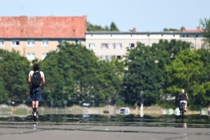 Eiffel Tower's top level closed amid ongoing heat wave in Europe