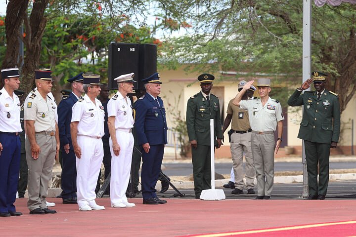 France withdraws military forces from Senegal as part of African disengagement