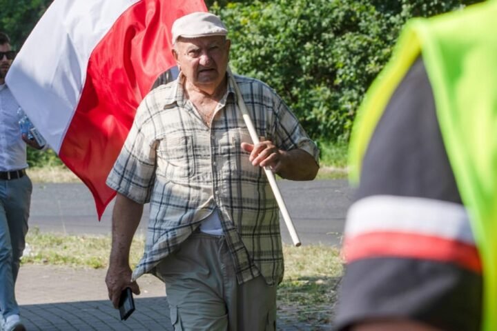 Poland's Tusk urges far-right vigilantes at German border to leave