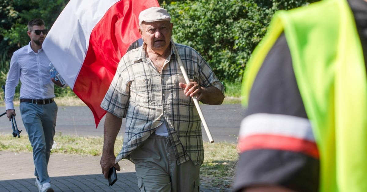 Poland's Tusk urges far-right vigilantes at German border to leave