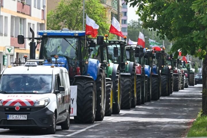 Polish farmers stop protests to participate in border patrols