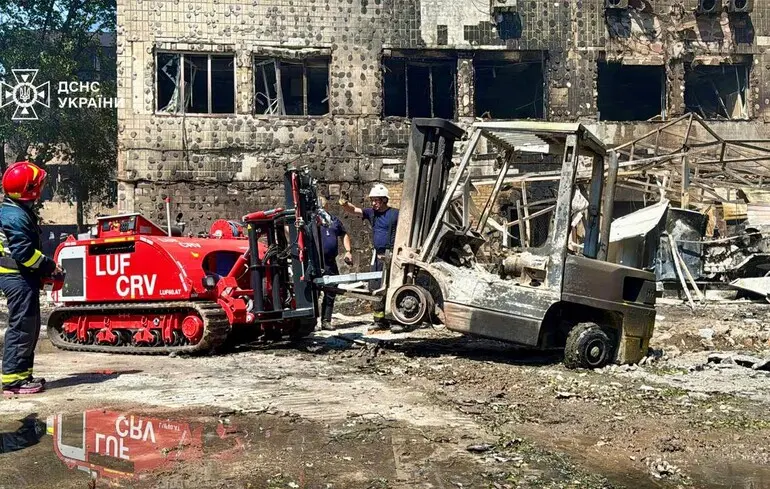 Rescue team finds body under rubble in Kyiv