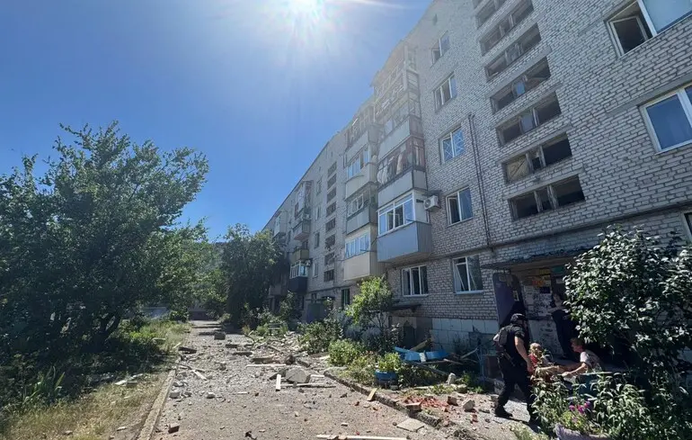 Russia launches massive strikes on city in Donetsk region, leaving casualties and injuries