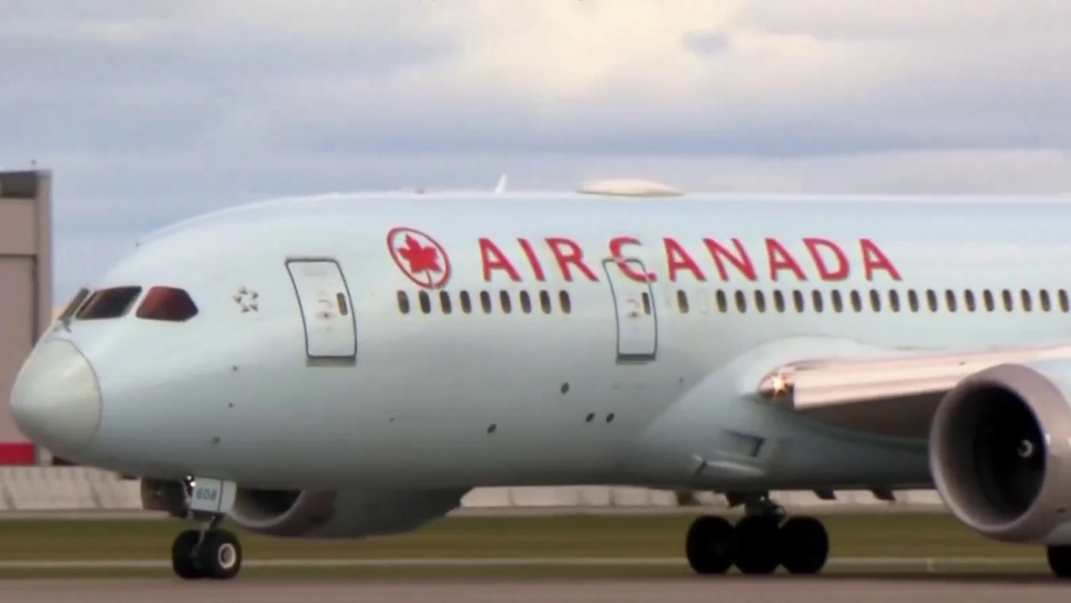 Air Canada strike escalates: tens of thousands of passengers stranded amid labor dispute
