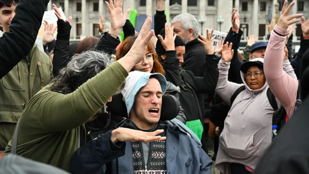 Argentine lawmakers review presidential vetoes amid rising public protests
