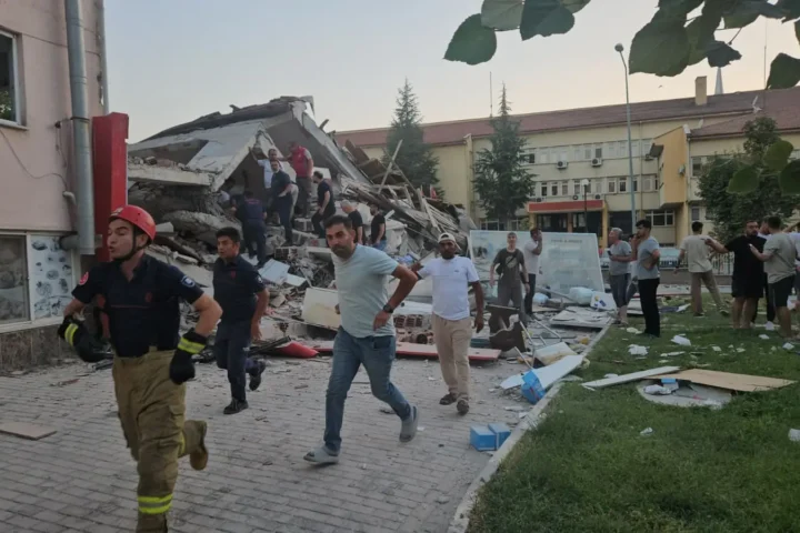 At least 52 injured and one dead after 6.1 magnitude earthquake in Türkiye