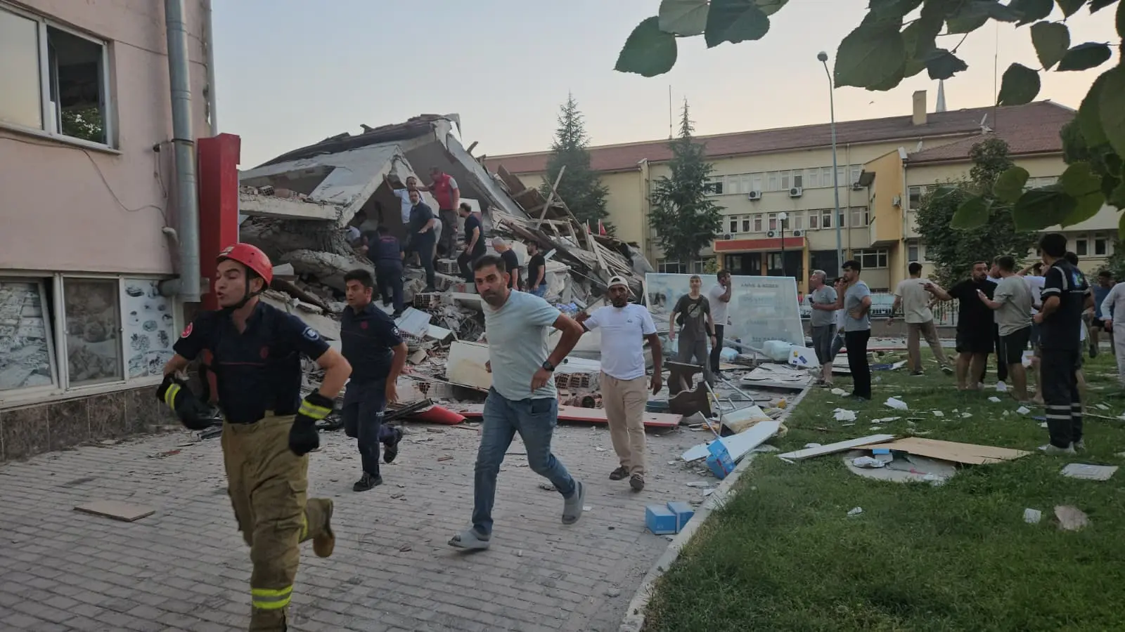 At least 52 injured and one dead after 6.1 magnitude earthquake in Türkiye