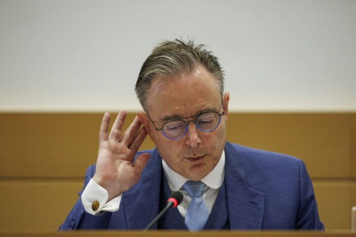Belgium's government takes a tougher stance on migration within the EU context