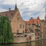 Bruges installs wooden barriers to combat illegal dumping in nature reserves