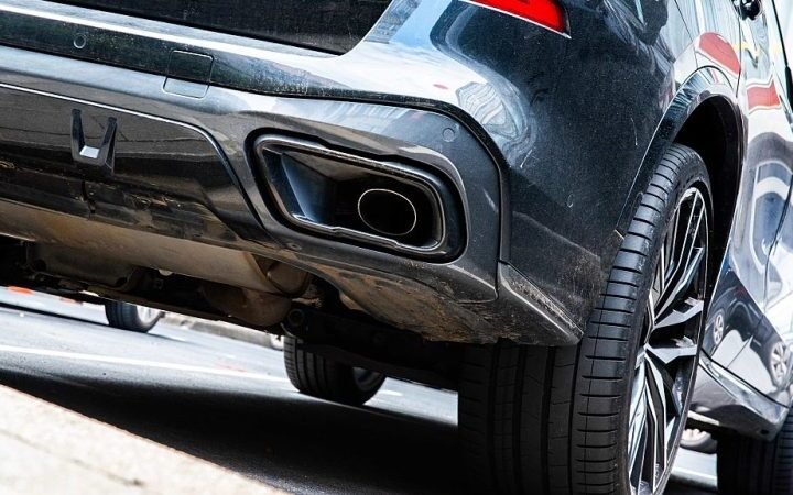Carmakers warn of feasibility issues regarding EU's strict emissions targets amid geopolitical shifts