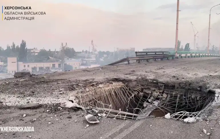 'Dying zone' along the Dnipro: Ukrainian forces explain why Russians aim to destroy bridge in Kherson