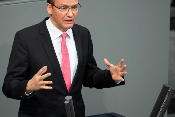 EU's new debt strategy aims to support Ukraine amid market shifts