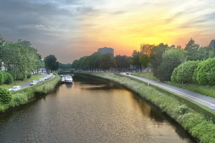 Ghent hosts 35 teams for annual Carolus Quinto rowing race in city canals