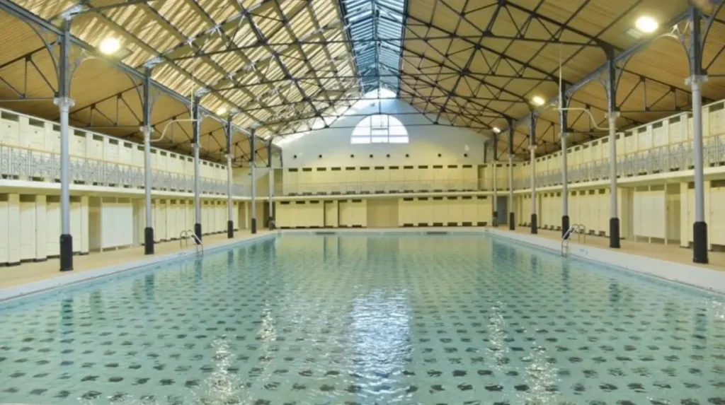 Ixelles pool introduces weekly swim sessions for overweight individuals