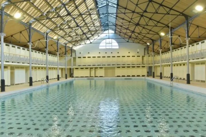 Ixelles pool introduces weekly swim sessions for overweight individuals