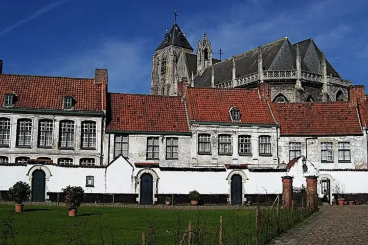 Kortrijk introduces measures to curb student nuisance at bus stop starting September 1