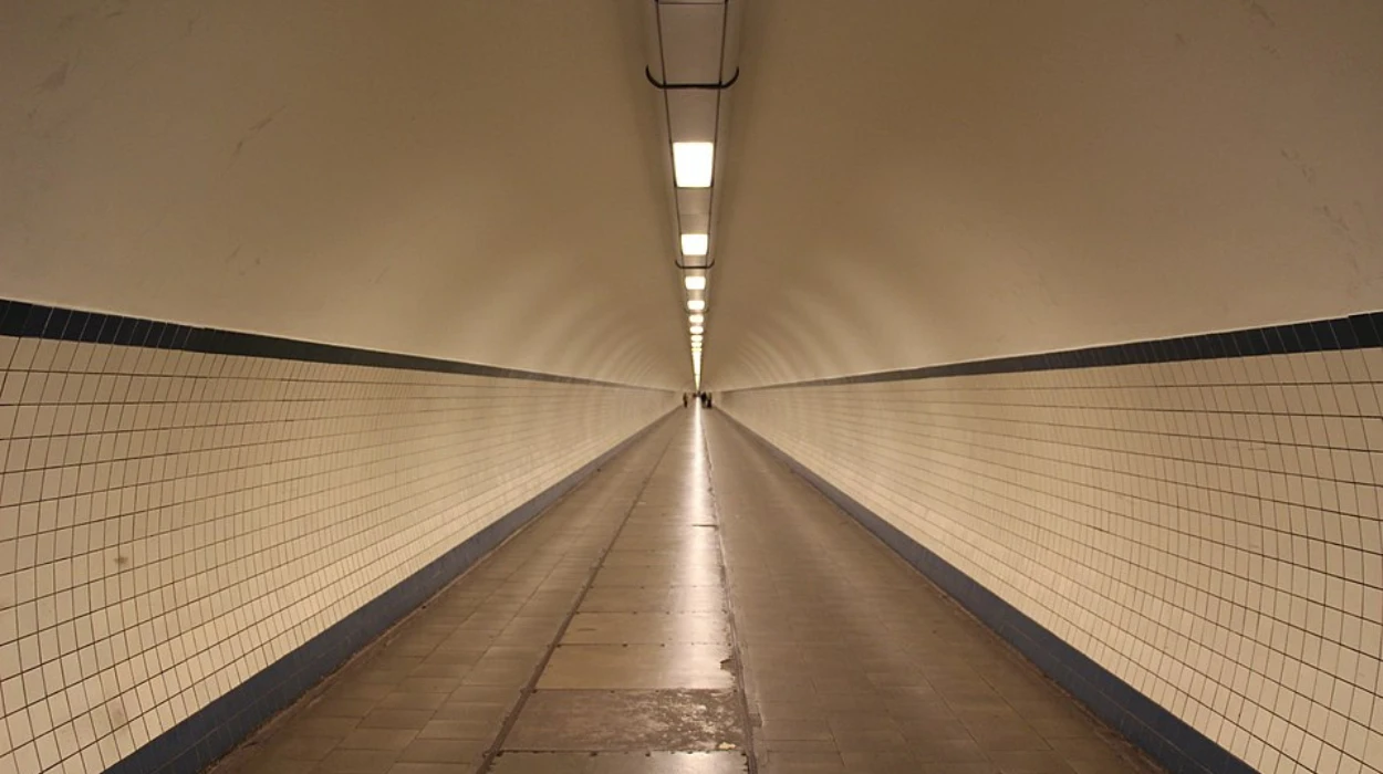 Lantis prepares to refloat Antwerp's 60,000-ton 4th Scheldt Tunnel section