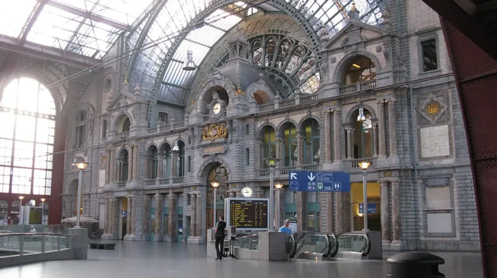 Mothers for Mothers provide 600 school bags to needy children in Antwerp