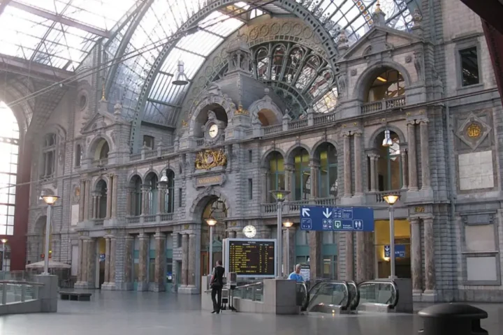 Mothers for Mothers provide 600 school bags to needy children in Antwerp