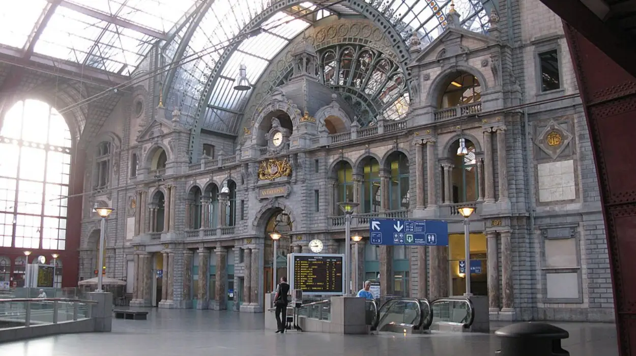 Mothers for Mothers provide 600 school bags to needy children in Antwerp