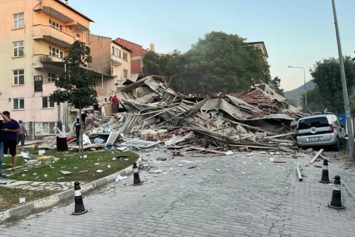 One dead and six injured after 6.1 magnitude earthquake hits northwestern Turkey
