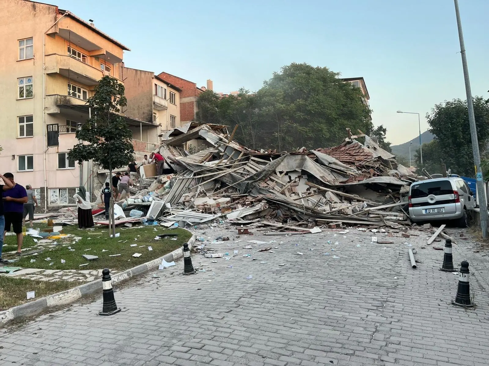 One dead and six injured after 6.1 magnitude earthquake hits northwestern Turkey