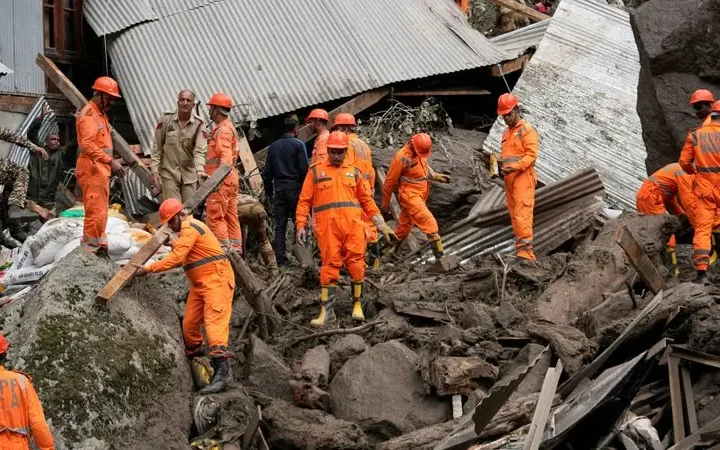 Over 280 dead and thousands displaced in northern India and Pakistan floods