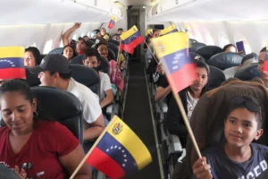 Over 300 Venezuelans return home from the US as part of government mission