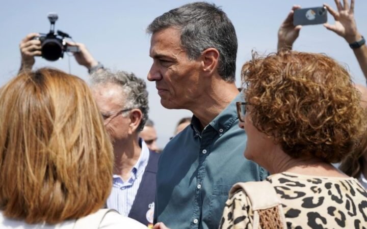 Political crisis deepens in Spain as wildfires and corruption scandals escalate