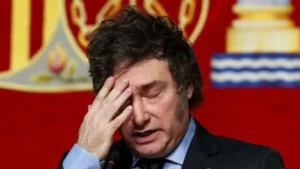 Public confidence in Argentina's government plunges to historic low, survey reveals