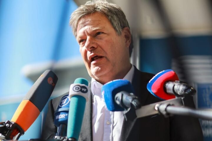 Robert Habeck resigns from politics after coalition collapse in Germany