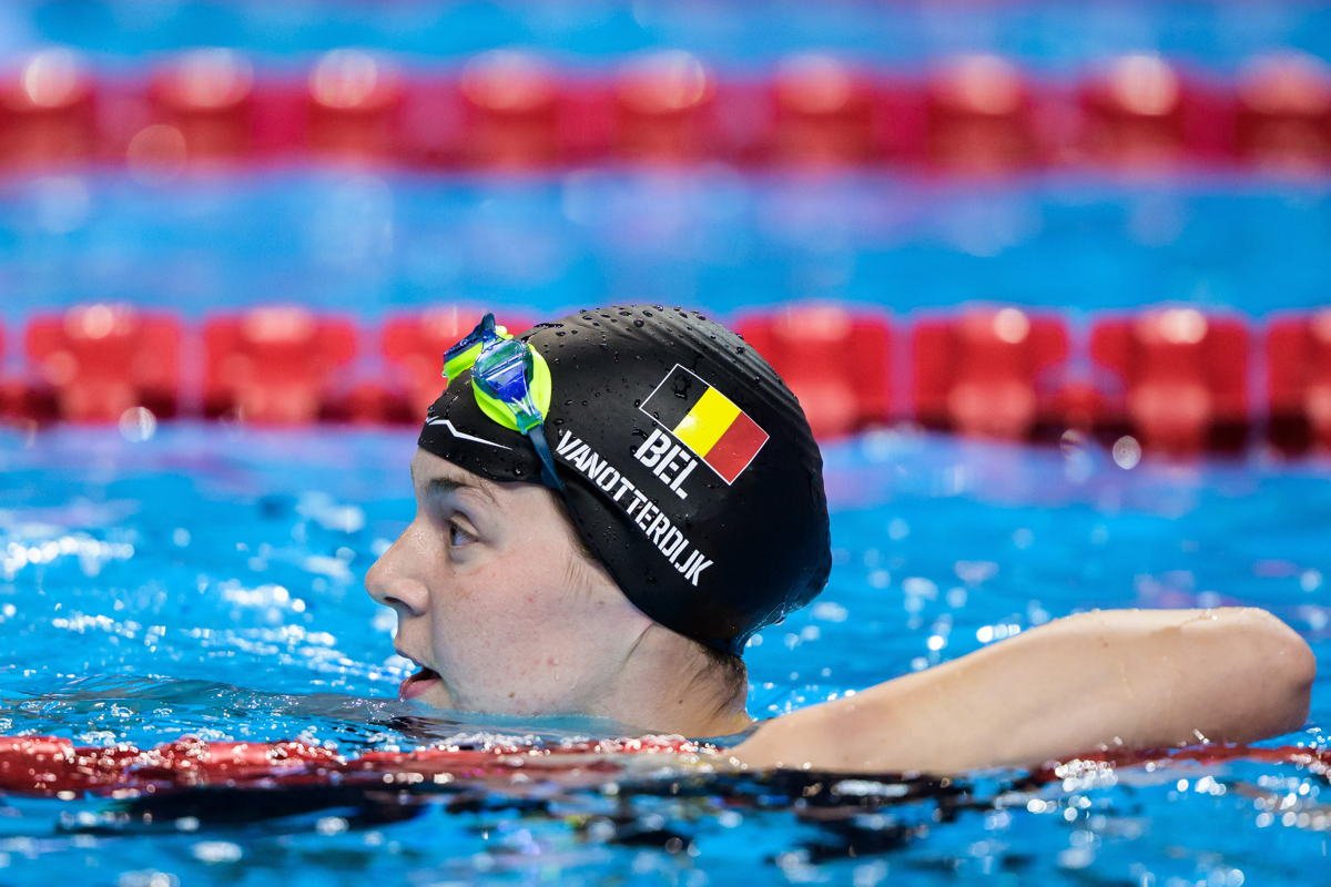 Roos Vanotterdijk receives warm welcome home after winning bronze at World Swimming Championships