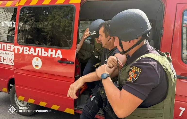 Russian forces strike rescue team in Dnipropetrovsk region, commander injured