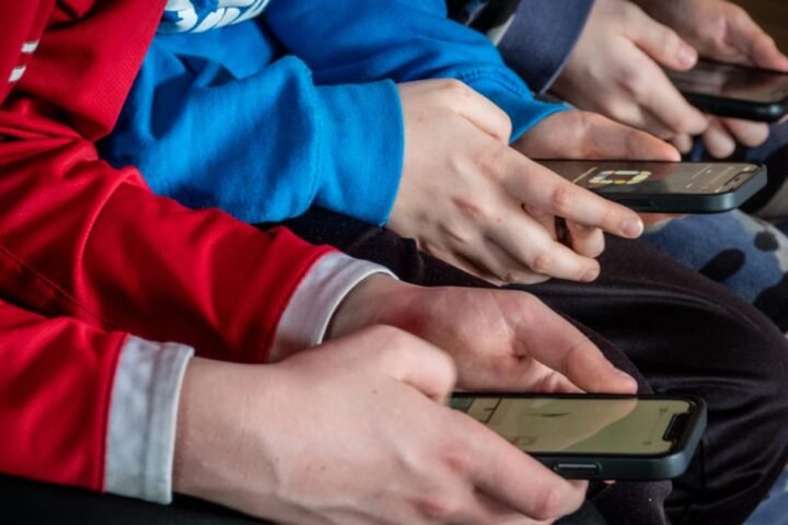 Social media addiction among youth sparks debate on effective solutions