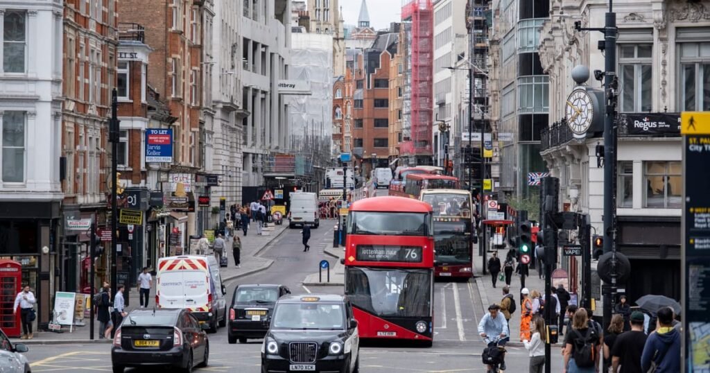 The polarized perception of London: glamour or decay?