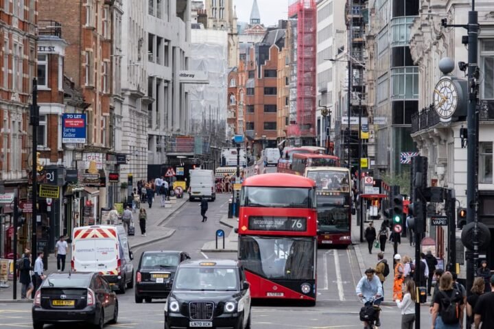 The polarized perception of London: glamour or decay?