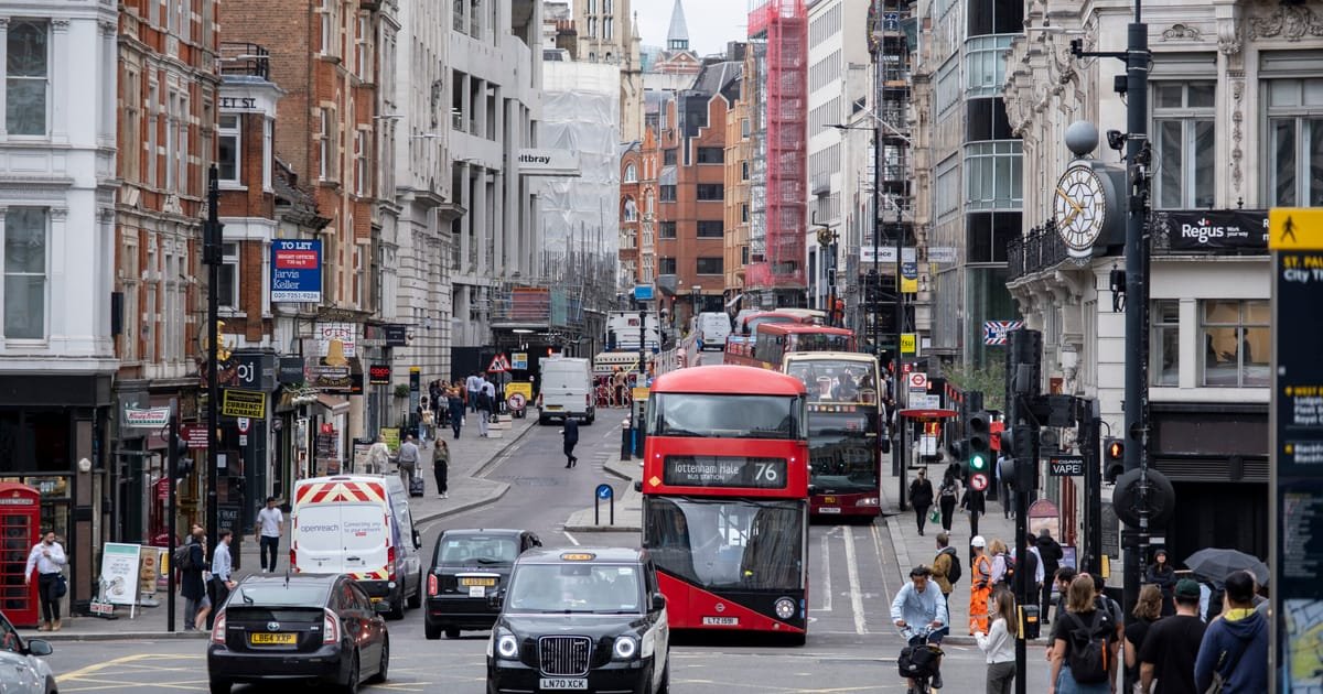 The polarized perception of London: glamour or decay?