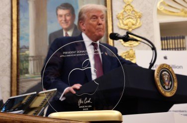 Tim Cook gifts 24k gold and glass statue to Donald Trump at White House event
