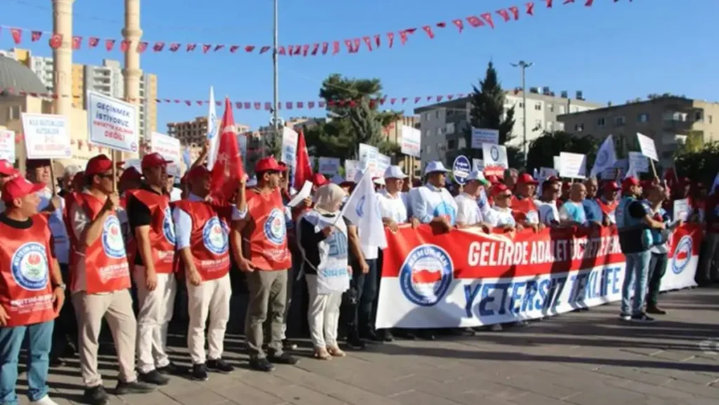 Turkish civil servants strike for better salaries amid inflation crisis
