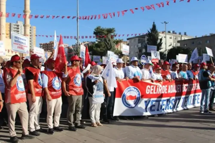 Turkish civil servants strike for better salaries amid inflation crisis
